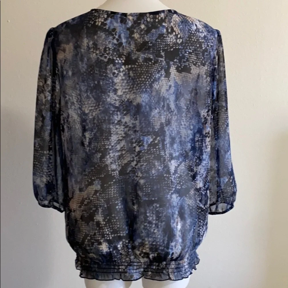 CHICOS blue sneak print blouse size 2